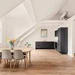 Hh - Modern L Center