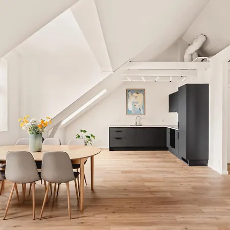 Hh - Modern L Center