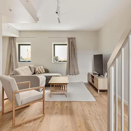 Hh - Modern L Center