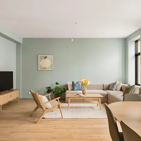 Hh - Modern L Center *