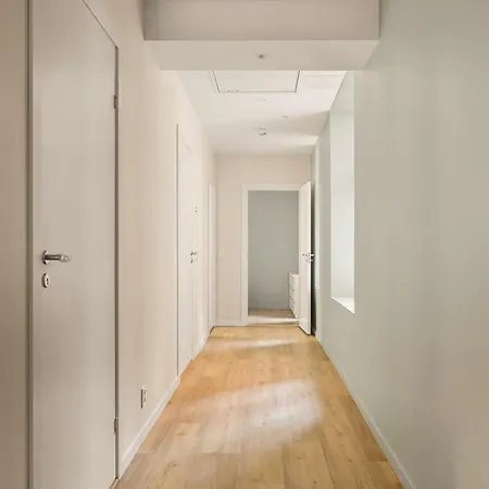 Hh - Modern L Center *