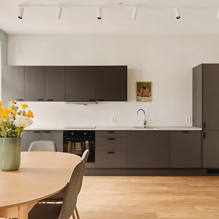 Hh24 - Modern L Center *