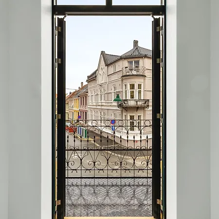 Hh - Modern L Center