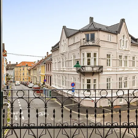 Hh - Modern L Center * ברגן