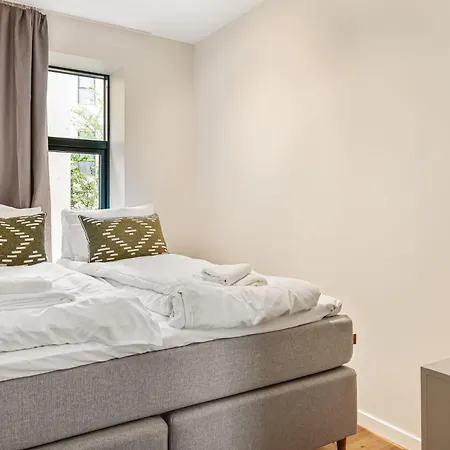 Hh - Modern L Center *