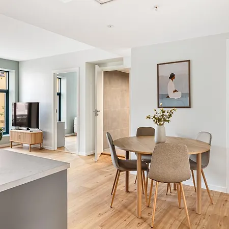 Hh - Modern L Center *