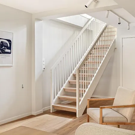 Hh - Modern L Center *