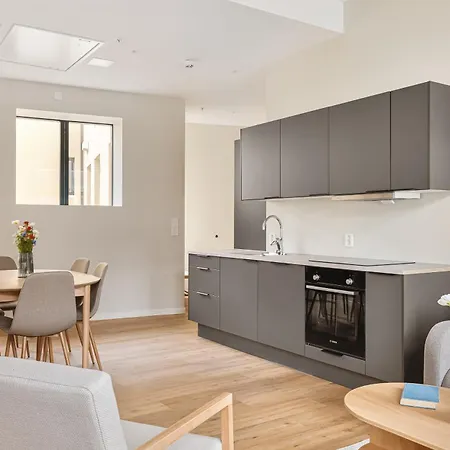 Hh - Modern L Center *