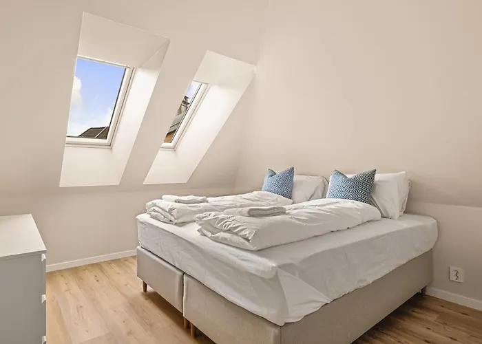 Hh - Modern L Center