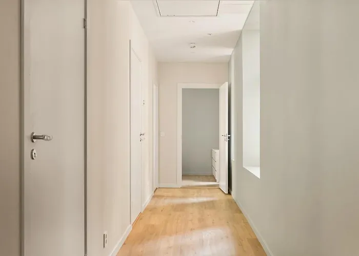 Hh - Modern L Center *