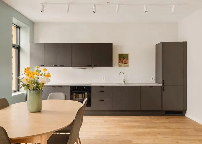 Hh - Modern L Center *