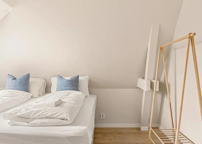 Hh - Modern L Center *