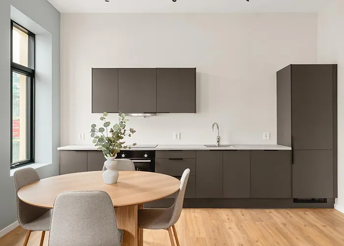 Hh - Modern L Center