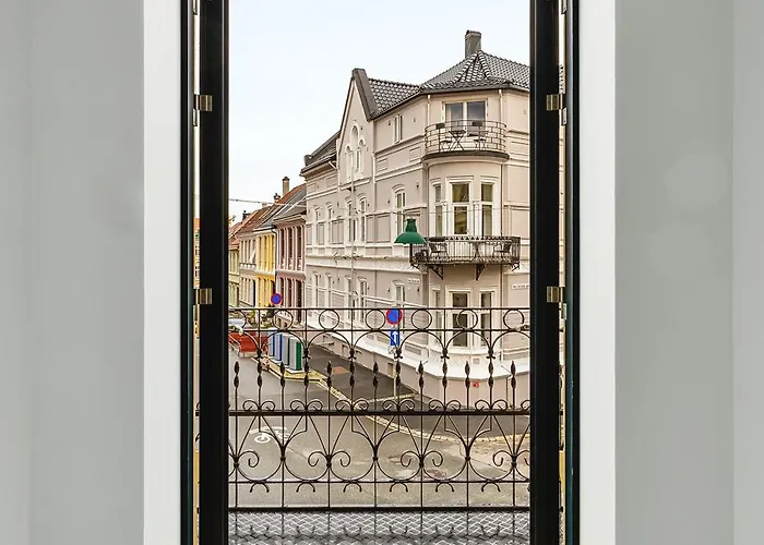 Hh - Modern L Center