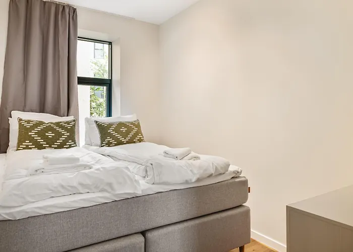 Hh - Modern L Center *