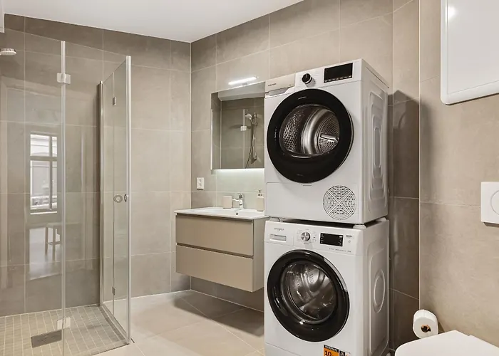 Hh - Modern L Center *