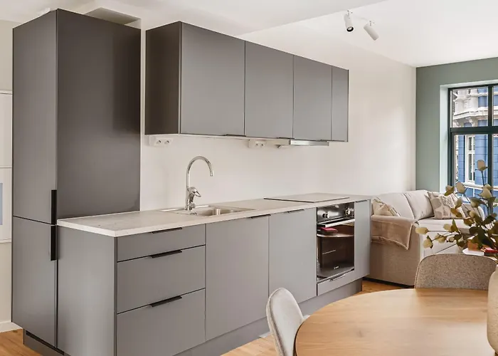 Hh - Modern L Center