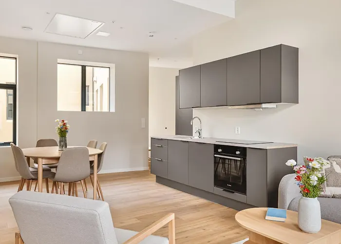 Hh - Modern L Center *